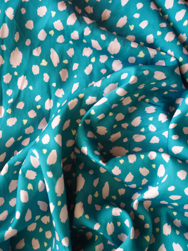 NYHET! Viskose satin, dots - petrol